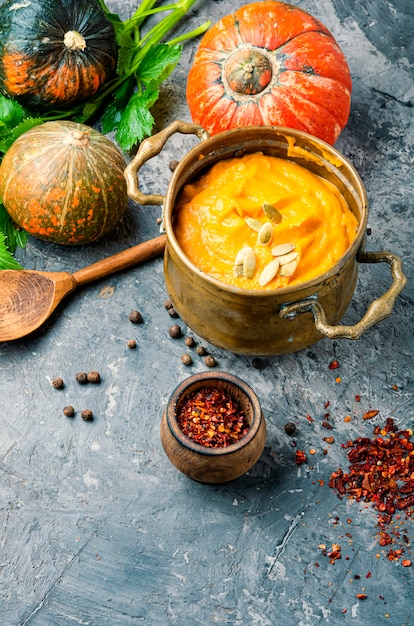 Soupe de potiron dans une casserole en métal