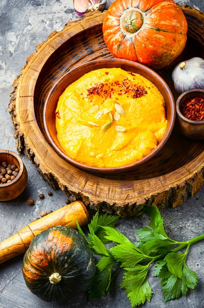 Soupe de potiron dans une casserole