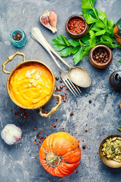 Photo soupe de potiron dans une casserole