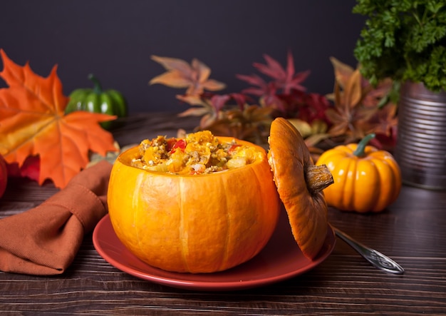 Soupe de potiron fraîchement cuite servie dans une citrouille