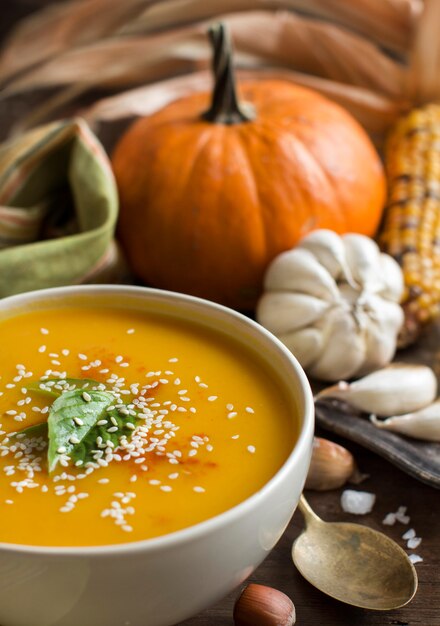 Soupe de potiron frais et légumes sur une table en bois se bouchent