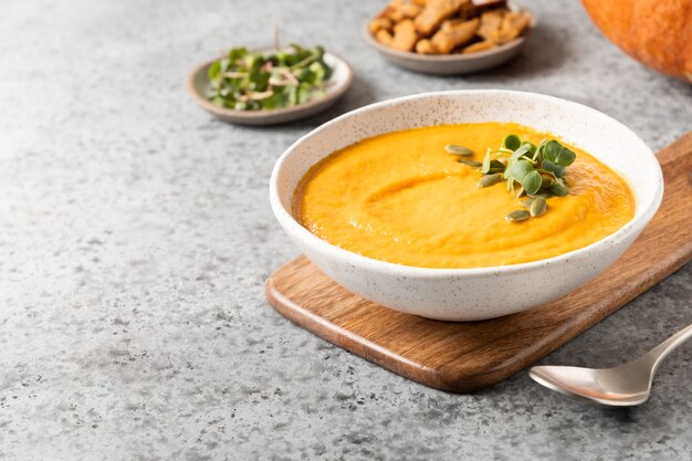 Soupe de potiron avec garniture de craquelins