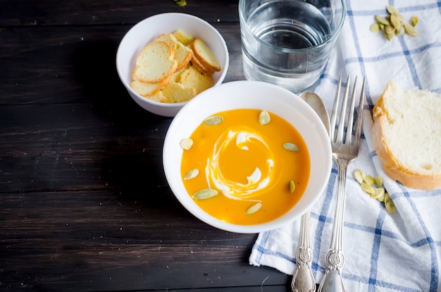 Soupe de potiron maison dans un bol en céramique blanche