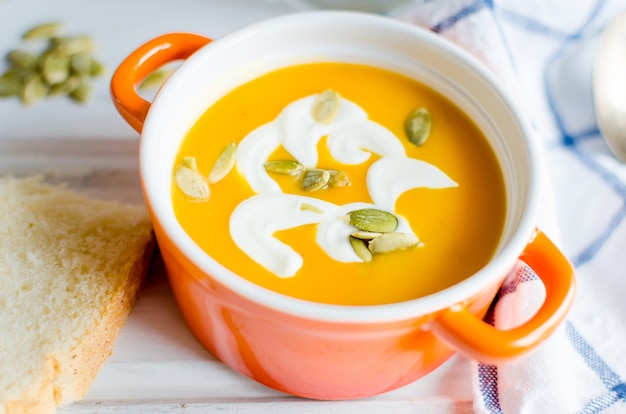 Soupe de potiron maison dans un bol en céramique