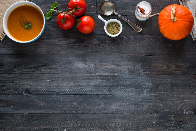 Soupe de potiron maison sur fond en bois rustique, fond