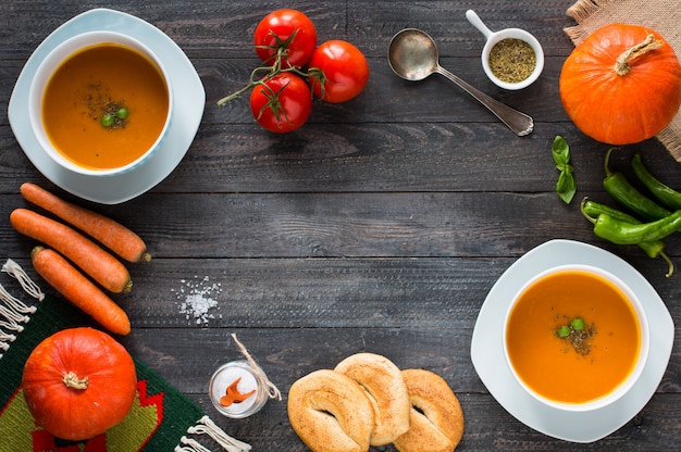 Soupe de potiron maison sur une table en bois rustique