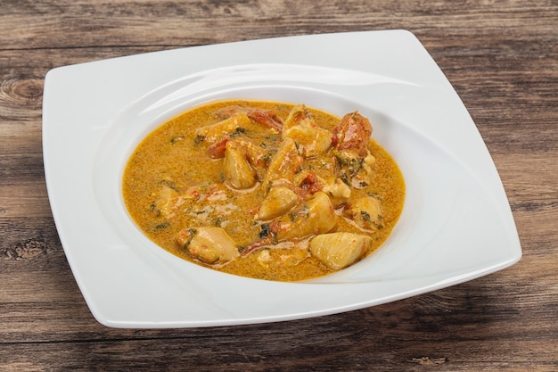 Soupe de poulet au curry thaï traditionnel