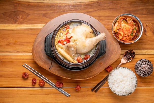 Soupe de poulet au ginseng ou Samgyetang coréens poulet traditionnel farci de riz