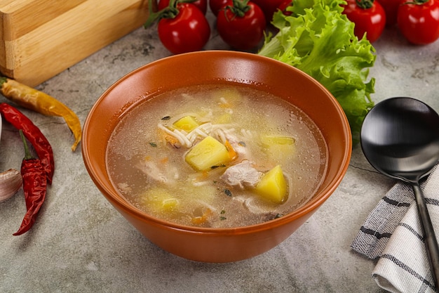 Photo soupe de poulet maison avec des légumes