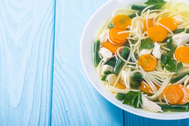 Soupe de poulet maison avec nouilles, carottes et haricots verts