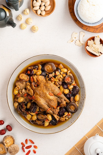 Soupe de poulet mijoté aux herbes médicinales chinoises Cette soupe très connue dans la cuisine chinoise