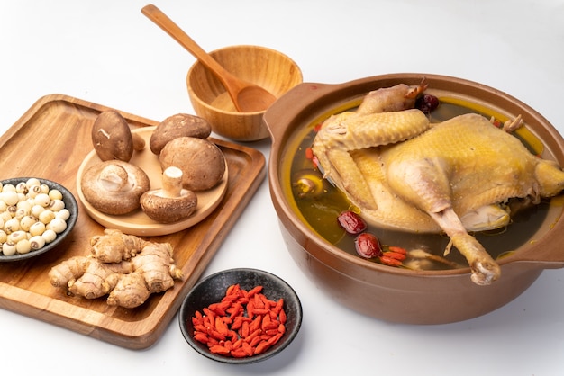 Soupe de poulet mijoté à la phytothérapie chinoise