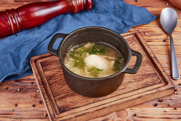 Soupe poulet et nouilles, en bois