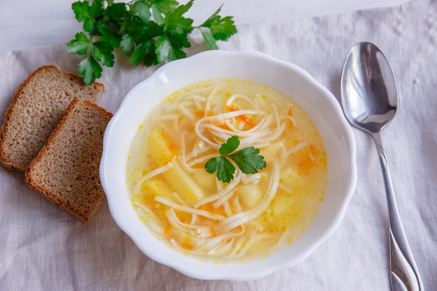 Soupe poulet et nouilles sur fond blanc