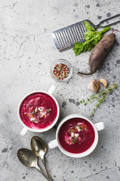 Soupe de purée de betteraves avec fromage à la crème de pomme et thym dans un bol blanc