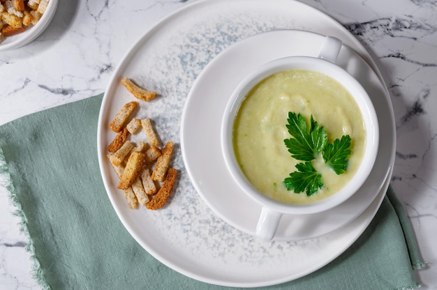 Soupe de purée de brocoli avec pommes de terre et crème