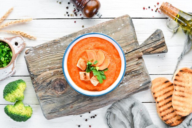 Soupe de purée de carottes. avec du pain grillé. Alimentation diététique. Vue de dessus. Espace copie gratuit.