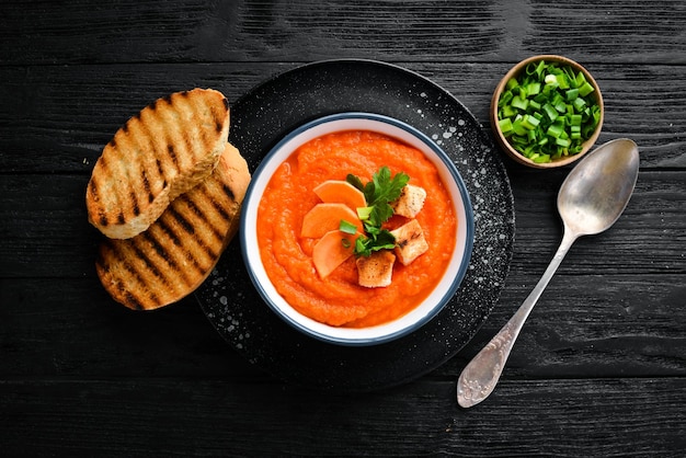 Soupe de purée de carottes avec du pain grillé Aliments diététiques Vue de dessus Espace de copie gratuit