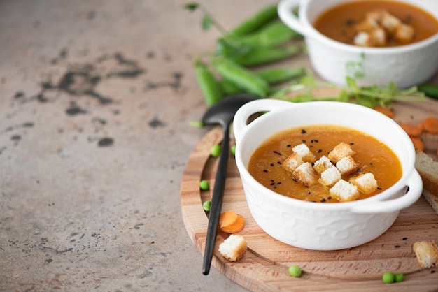 Soupe purée de carottes et pois verts avec croûtons