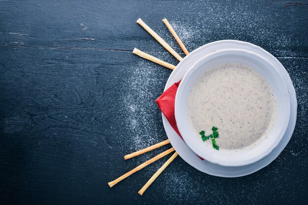 Soupe de purée de champignons Sur un fond en bois Vue de dessus Espace libre pour le texte