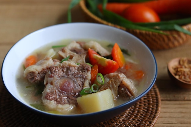 Soupe de queue de boeuf indonésienne ou Sop Buntut à base de queue de boeuf