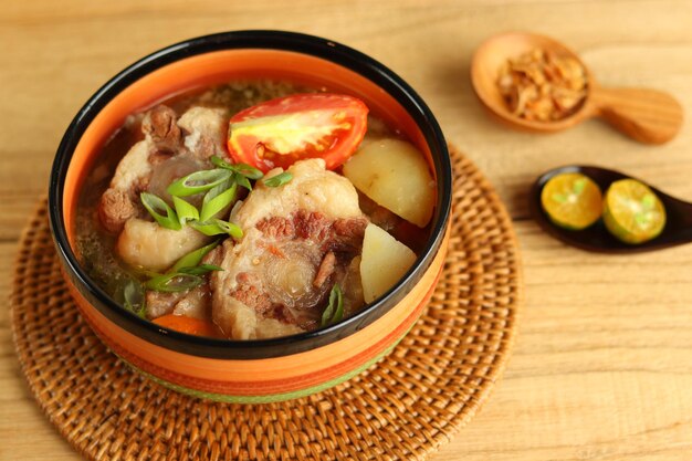 Soupe de queue de boeuf indonésienne ou Sop Buntut à base de queue de boeuf