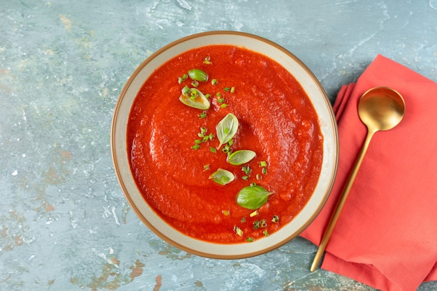 Soupe rafraîchissante aux tomates froides d'été