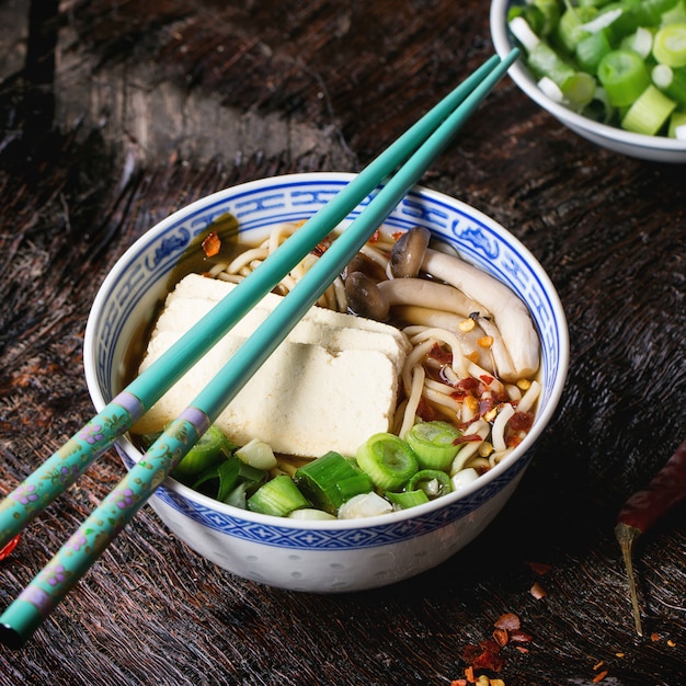 Soupe ramen asiatique au fromage feta