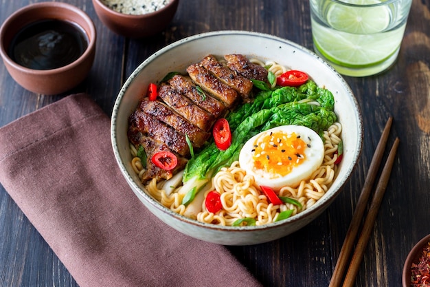 Soupe de ramen au canard, nouilles, chou, poivre et œuf Cuisine asiatique