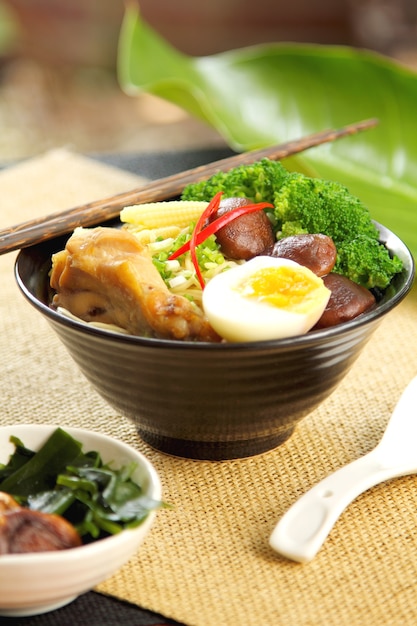 Photo soupe ramen au poulet et œuf à la coque