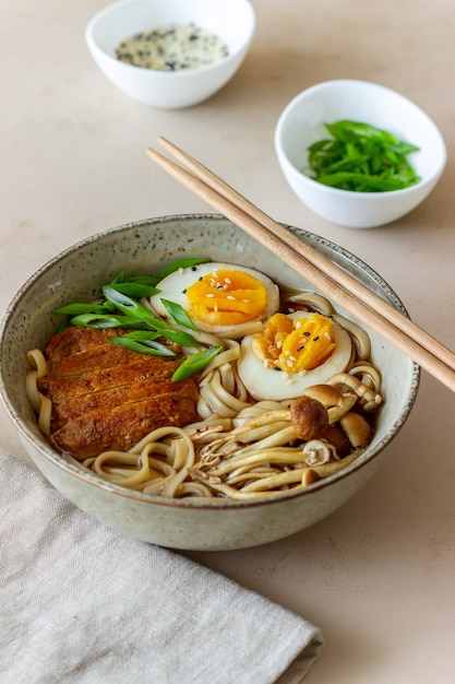 Soupe ramen aux nouilles, porc, champignons et œufs. Cuisine japonaise. Recette.