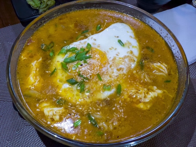 La soupe ramen chaude dans un restaurant japonais à Samarcande