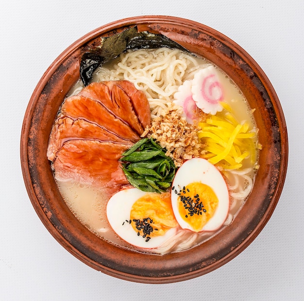Soupe de ramen japonaise avec ciboulette aux œufs de veau et germes sur fond blanc Vue de dessus