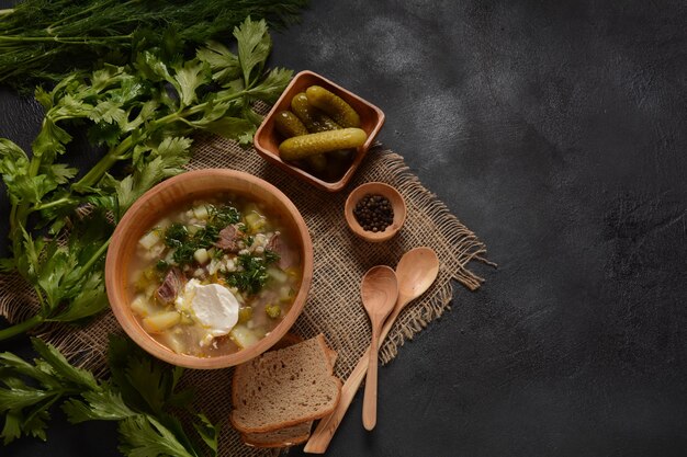 Soupe Rassolnik à la viande de boeuf, concombres marinés et orge perlé