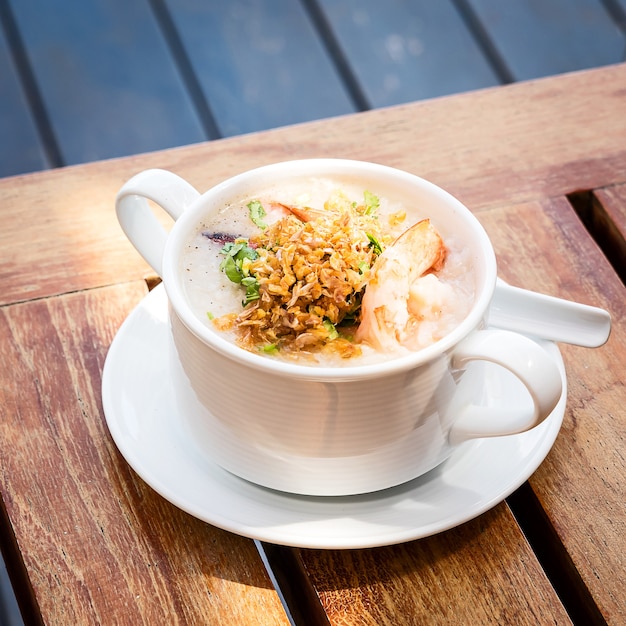 Photo soupe de riz thaï aux crevettes sur la table du petit-déjeuner thaïlandais