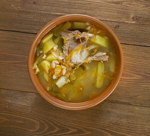Photo soupe russe traditionnelle rassolnik. fermer