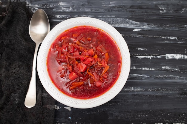 Une soupe saine de betteraves de borsh dans un bol blanc