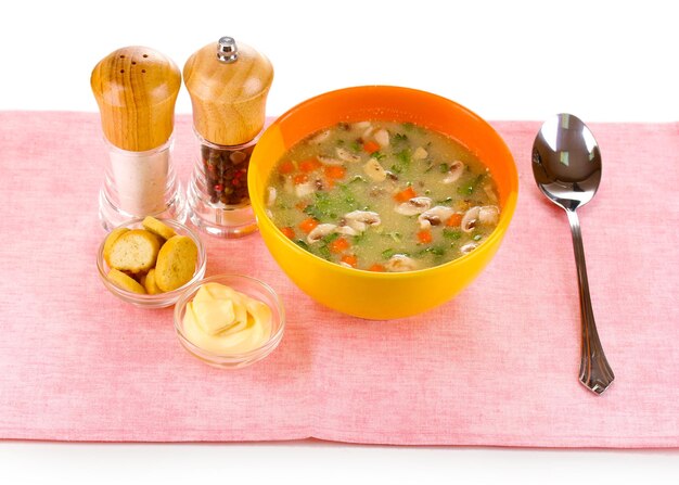 Soupe savoureuse sur nappe rose isolé sur blanc