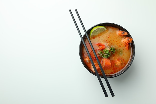 Soupe savoureuse Tom yum sur fond blanc