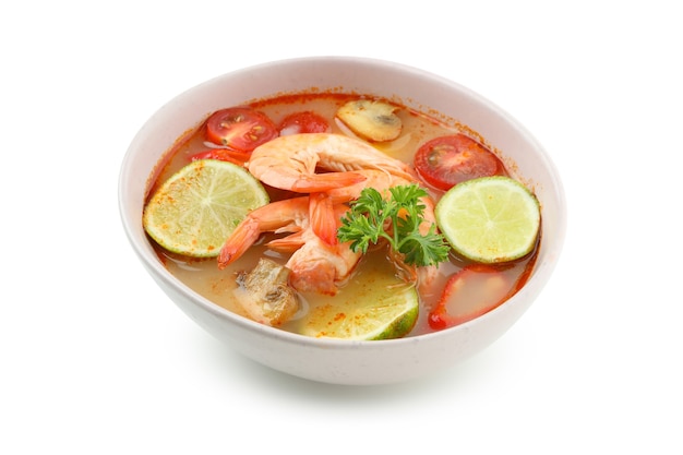 Soupe savoureuse Tom yum isolé sur fond blanc