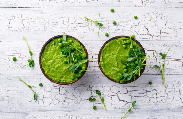 Soupe ou smoothie au brocoli vert végétalien