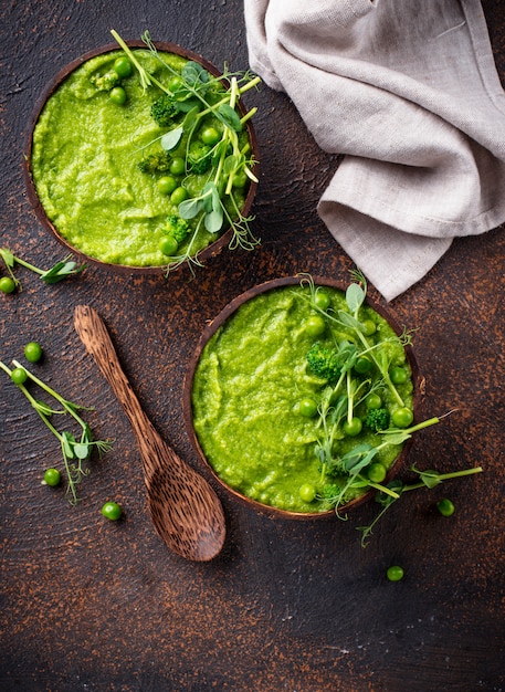 Soupe ou smoothie végétalien au brocoli vert