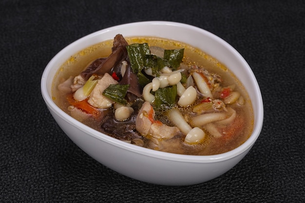 Soupe de style thaï avec de la viande et des champignons