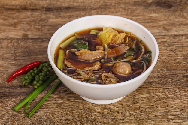 Soupe de style thaï avec de la viande et des champignons