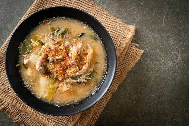 Soupe sukiyaki au porc à la thaïlandaise ou vermicelles bouillis au porc et aux légumes dans la soupe sukiyaki - style cuisine asiatique