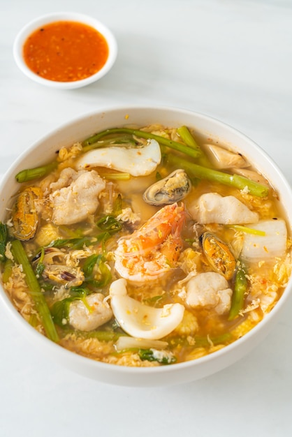 Soupe Sukiyaki avec bol de fruits de mer - style cuisine asiatique