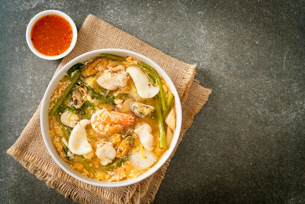 Photo soupe sukiyaki avec bol de fruits de mer - style cuisine asiatique