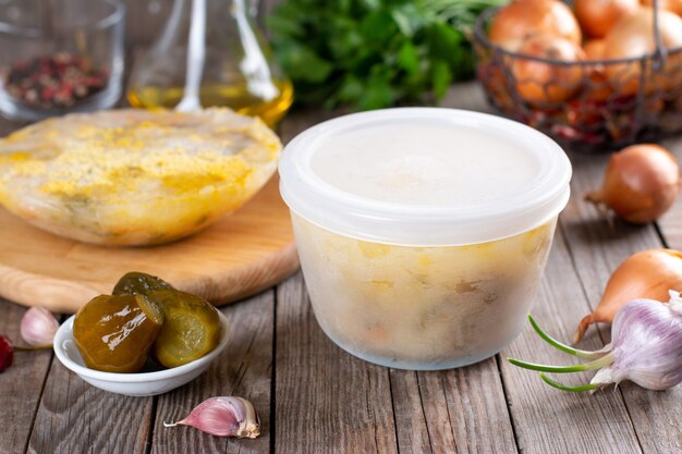 Soupe surgelée sur une table en bois, aliments surgelés, mise au point sélective,