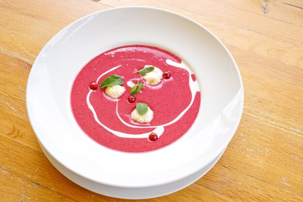 Soupe sur une table de restaurant