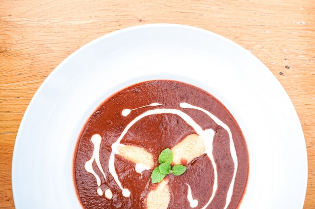 Soupe sur une table de restaurant